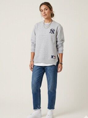 Genuine Merchandise Light Gray New York Yankees Crewneck Sweatshirt